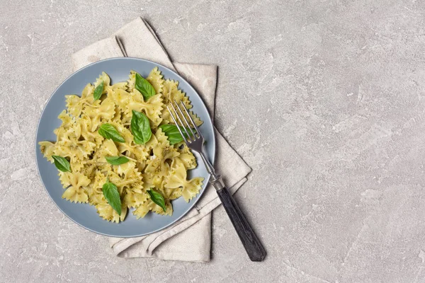 Farfalle pâtes avec sauce pesto et basilic — Photo