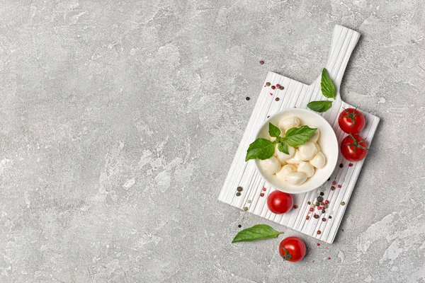 Kiraz domates ve fesleğen ile küçük toplar mozzarella peyniri