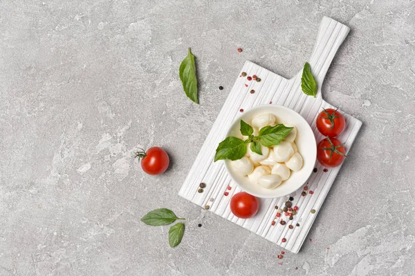 Kiraz domates ve fesleğen ile küçük toplar mozzarella peyniri