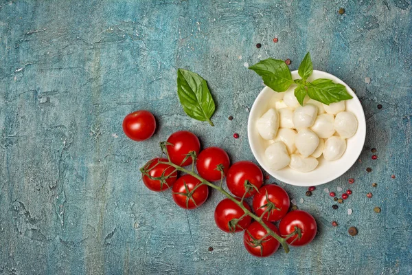 Pequeñas bolas de queso mozzarella con tomates Cherry y albahaca —  Fotos de Stock