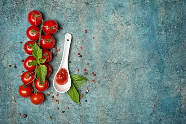Sauce ketchup tomate épicée aux tomates cerises et basilic — Photo