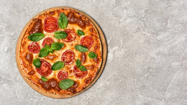 Domates, peynir ve fesleğen ile Pizza margarita