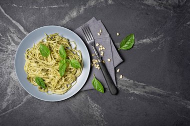 Pesto soslu ve fesleğenli spagetti makarna