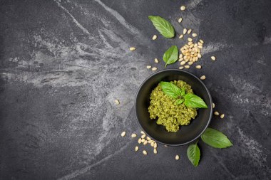 Fesleğen yaprakları ve çam fıstığı ile Pesto sause