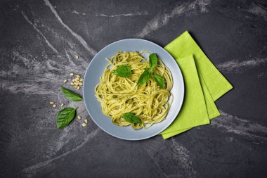Pesto soslu ve fesleğenli spagetti makarna