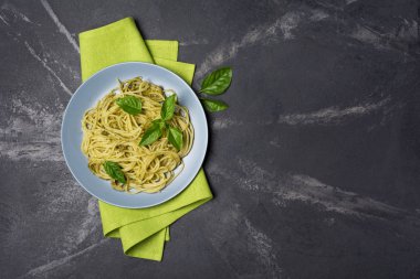 Pesto soslu ve fesleğenli spagetti makarna