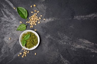 Fesleğen yaprakları ve çam fıstığı ile Pesto sause