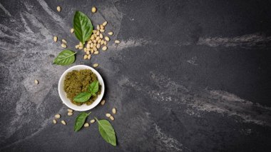 Fesleğen yaprakları ve çam fıstığı ile Pesto sause