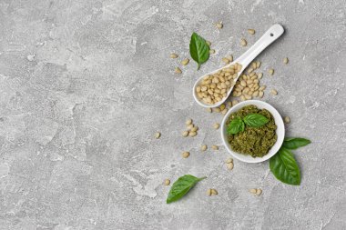 Fesleğen, sarımsak ve çam fıstığı ile Pesto sause