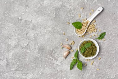 Fesleğen, sarımsak ve çam fıstığı ile Pesto sause