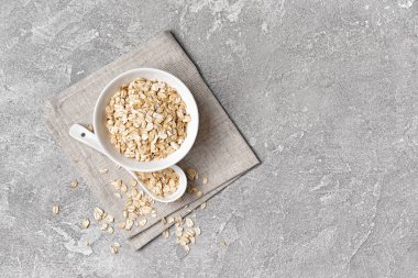 Sağlıklı kahvaltı için beyaz kase yulaf gevreği