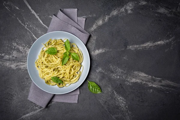 Pâtes spaghetti à la sauce pesto et basilic — Photo