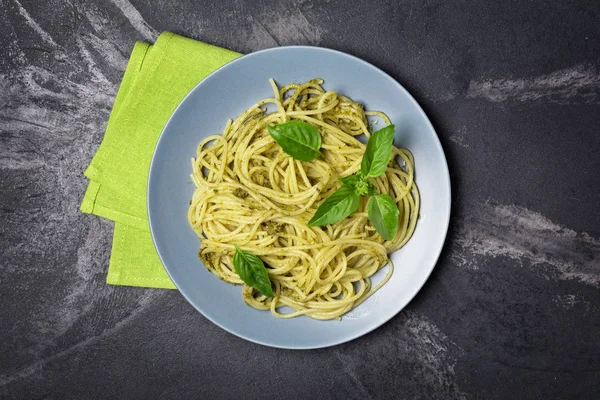 Pâtes spaghetti à la sauce pesto et basilic — Photo