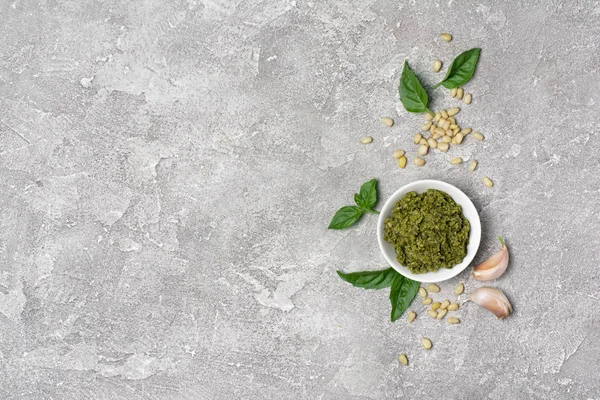 Pesto mit Basilikum, Knoblauch und Pinienkernen — Stockfoto