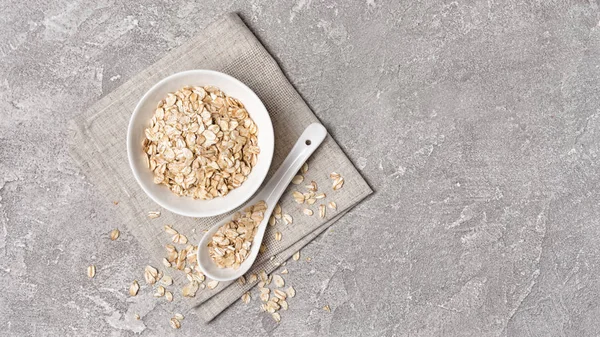 Flocos de aveia em tigela branca para pequeno-almoço saudável — Fotografia de Stock