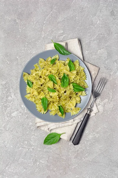 Farfalle pâtes avec sauce pesto et basilic — Photo