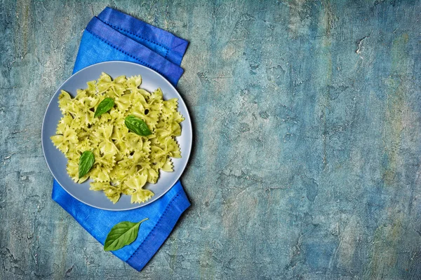 Farfalle pâtes avec sauce pesto et basilic — Photo