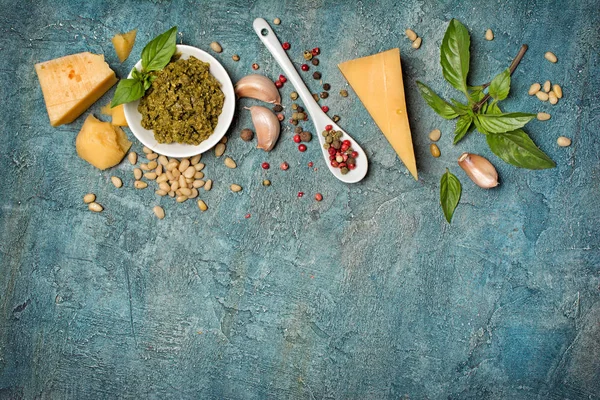 Ingrediënten voor pesto saus met specerijen — Stockfoto