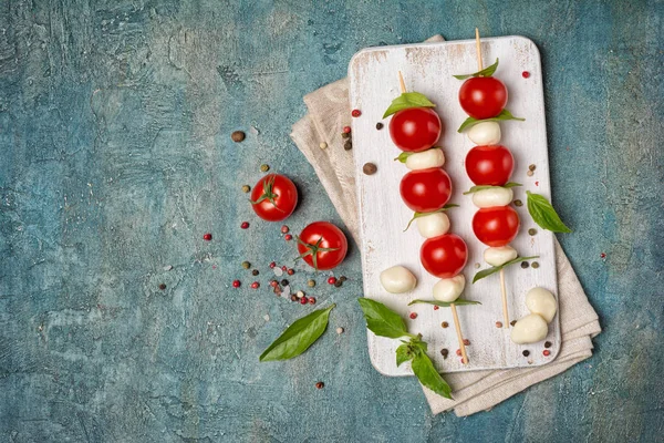 Salade de caprese italienne au fromage mozzarella, tomates cerises et basilic sur brochettes — Photo