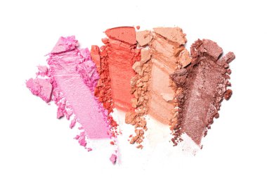 Beyaz arkaplanda izole edilmiş kozmetik ürünü örneği olarak parlak parlak renkli göz farının fırça darbesi