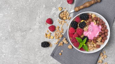 Sağlıklı kahvaltı - taze çilek ve ev yapımı yoğurt ile yulaf ezmesi