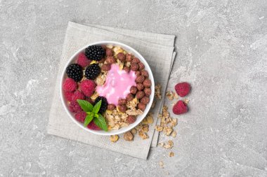 Sağlıklı kahvaltı - taze çilek ve ev yapımı yoğurt ile yulaf ezmesi