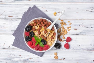 sağlıklı bir kahvaltı - taze çilek ile yulaf ezmesi