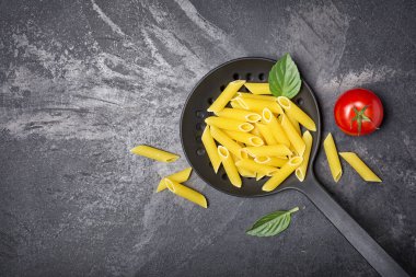 Fesleğen ve Kiraz domates ile siyah yağsız çiğ penne makarna