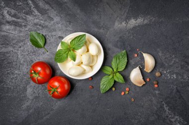 Kiraz domates, sarımsak ve fesleğen ile küçük toplar mozzarella peyniri