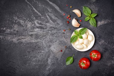 Kiraz domates, sarımsak ve fesleğen ile küçük toplar mozzarella peyniri