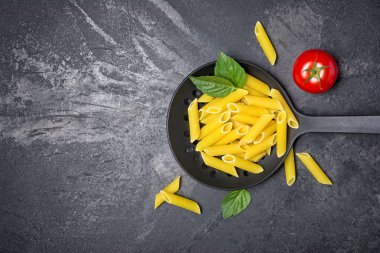 Fesleğen ve Kiraz domates ile siyah yağsız çiğ penne makarna