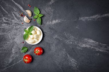 Kiraz domates, sarımsak ve fesleğen ile küçük toplar mozzarella peyniri