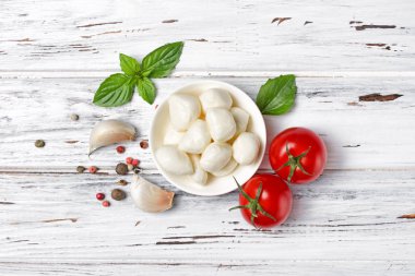 Kiraz domates, sarımsak ve fesleğen ile küçük toplar mozzarella peyniri