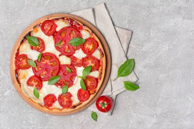 Domates, mozzarella peyniri ve fesleğen ile Pizza margarita