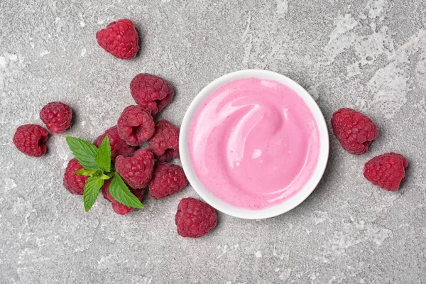 Hälsosam frukost-hemlagad yoghurt med bär och mynta — Stockfoto