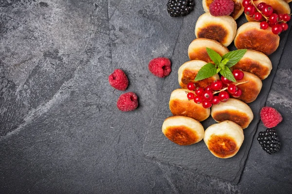 Keso pannkakor med färska bär på skiffer ombord — Stockfoto
