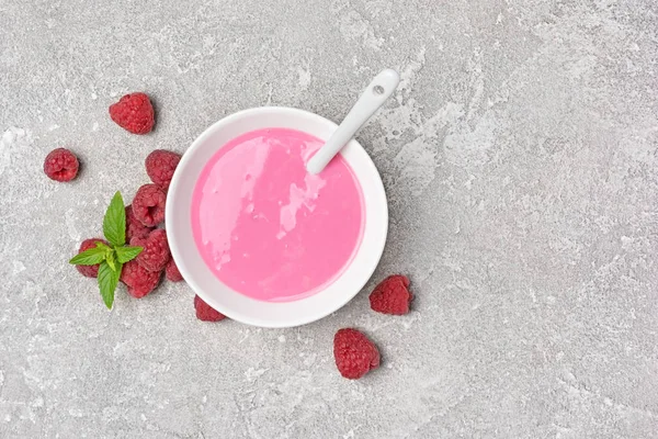Hälsosam frukost-hemlagad yoghurt med bär och mynta — Stockfoto