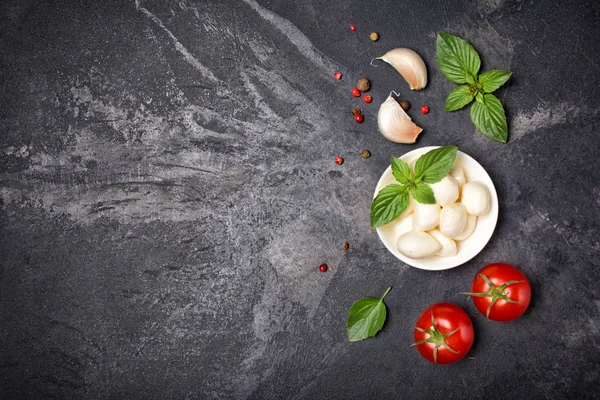Bolinhas de queijo mussarela com tomate cereja, alho e manjericão — Fotografia de Stock