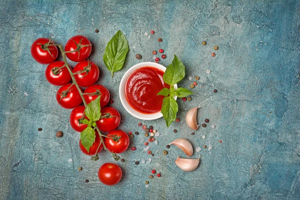 Sauce ketchup tomate épicée aux tomates cerises, ail et basilic — Photo