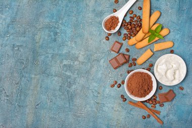 İtalyan tatlısı tiramisu kek için ngredients üzerinde üst görünüm