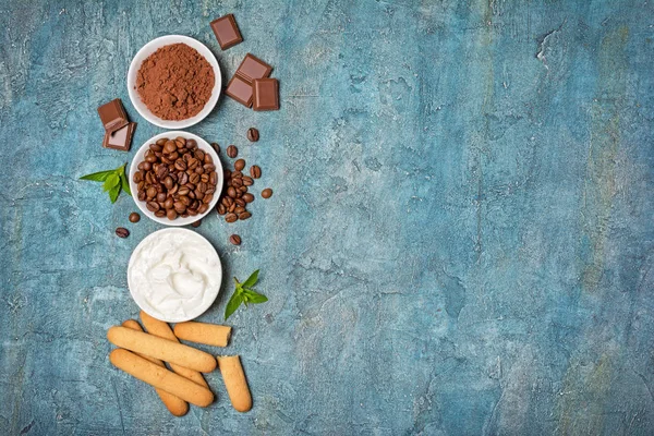 Vista superior sobre ngredientes para sobremesa italiana bolo tiramisu — Fotografia de Stock