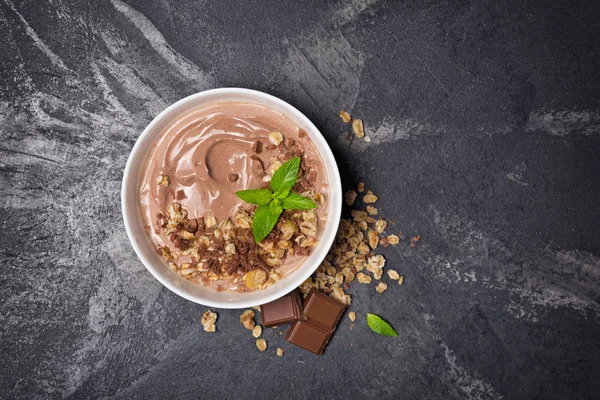Zdravá snídaně-ovesné vločky s čokoládou z domácího jogurtu — Stock fotografie