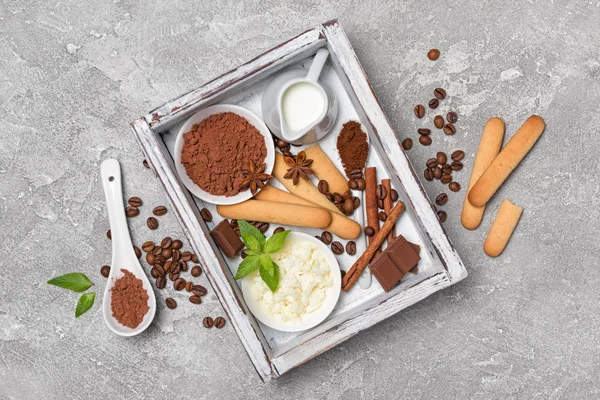 Top vue sur les ingrédients pour gâteau tiramisu dessert italien — Photo