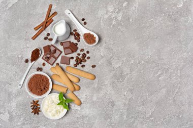 İtalyan tatlısı tiramisu kek için ngredients üzerinde üst görünüm