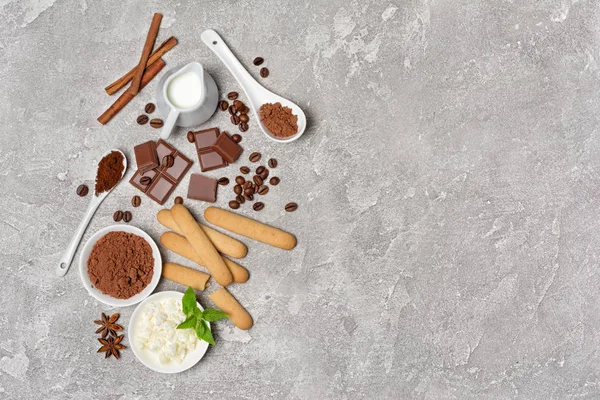 Top vue sur les ingrédients pour gâteau tiramisu dessert italien — Photo