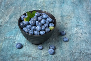 Siyah kase taze yaban mersini çilek