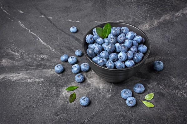 Frische Blaubeeren in schwarzer Schüssel — Stockfoto