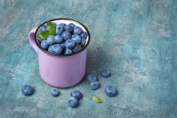 Färska blåbär bär i lila mugg — Stockfoto