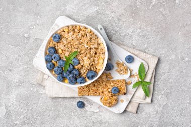 Sağlıklı beslenme için taze yaban mersini ve granola bar ile yulaf gevreği