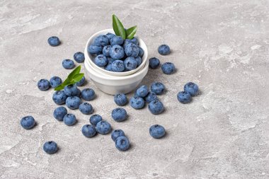 Beyaz kapta taze yaban mersini böğürtlen